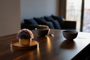 Standaard suite, balkon, uitzicht op stad | Dineerruimte