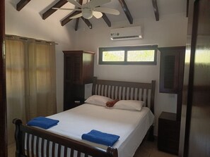 Free WiFi, bed sheets - Casa Amarilla & Pool at Playa Tesoro (Salinas Grandes)