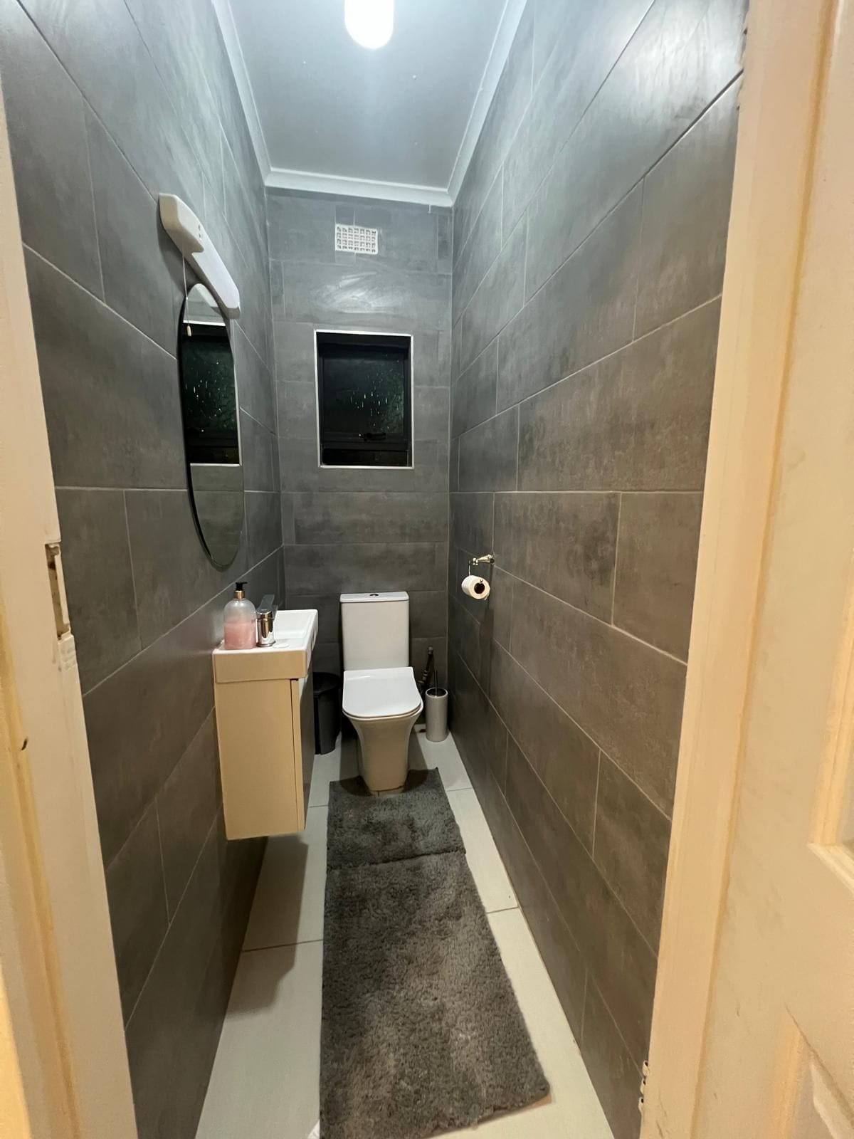 Douche, serviettes fournies, savon, papier toilette