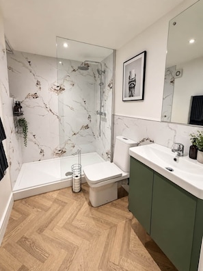 Ein modernes Badezimmer mit Dusche, Toilette und Waschbecken.