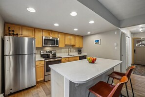 Kitchen - Lances West 9 - Breckenridge Vacation Rental - Lances West 9: Cozy condo with easy access to the slopes and town! (Breckenridge)