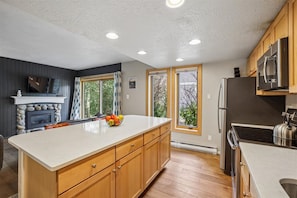 Kitchen - Lances West 9 - Breckenridge Vacation Rental - Lances West 9: Cozy condo with easy access to the slopes and town! (Breckenridge)