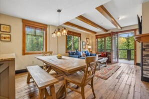 Dining Area - Mountain Thunder Lodge 1201 - Breckenridge Vacation Rental - Mountain Thunder Lodge 1201: Ski-in/Gondola out, Walk to town, Resort amenities! (Breckenridge)