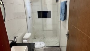Apartamento família | Banheiro | Toalhas de banho, papel higiênico