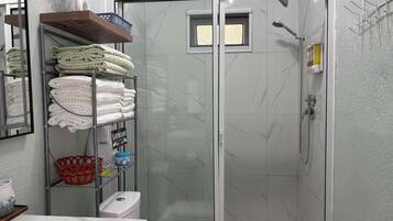 Dusche, Handtücher, Shampoo