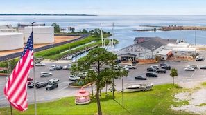 Un parking avec un restaurant Joe Patti, un drapeau et une vue sur l’eau.