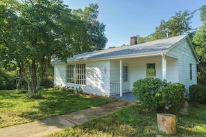A single-story house with a front porch, a chimney, and a well-maintained lawn. - Cozy Cottage Near Charlottesville & Wine Country (Charlottesville)