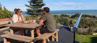 Cute 3-bed home with ocean views at Kai Iwi Beach