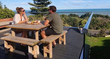 Cute 3-bed home with ocean views at Kai Iwi Beach