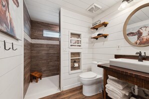 Bathroom - Dub's Cabin! 17 mins to Magnolia! (Waco)