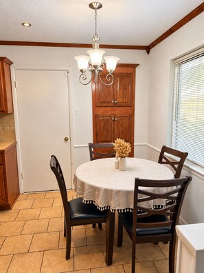 Unclassified image, 3 of 6, button - Spacious 4BR Dallas Home • Sleeps 10 • Near Downtown (Dallas)