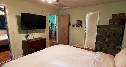 Serene Cabin 2/1- 2 creeks, redwoods, theatre screen, and more in Redway Ca
