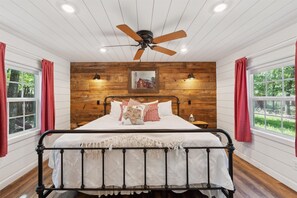 Room - Waco Woodland Retreat, Sleeps 14! Waco/Baylor (Waco)