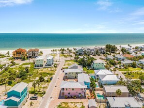 A coastal residential area with multiple houses, a beach, and a clear view of the ocean. - Poolside Fun, Pickleball & Coastal Adventures Await in Fort Myers - Jefferson Palms I - Roelens (Fort Myers Beach)