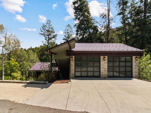 Summit 185 | Wooded Retreat | 2 Balconies | Scenic Views | Fireplace | Near Trails