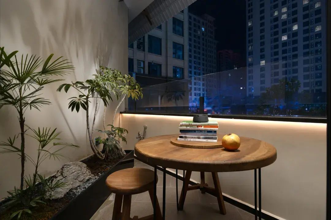 Habitación senior con 2 camas individuales, balcón, vista a la ciudad | Terraza o patio