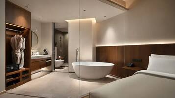 Habitación doble Confort, balcón, vista a la ciudad | Baño | Secadora de cabello, pantuflas, toallas, jabón