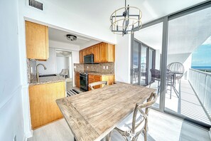 Dining - Cozy 1-bedroom condo with AC in South Palm Beach ocean view facing property (South Palm Beach)