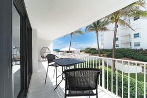 Outdoor dining - Cozy 1-bedroom condo with AC in South Palm Beach ocean view facing property (South Palm Beach)