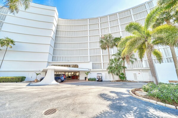 Exterior - Cozy 1-bedroom condo with AC in South Palm Beach ocean view facing property (South Palm Beach)