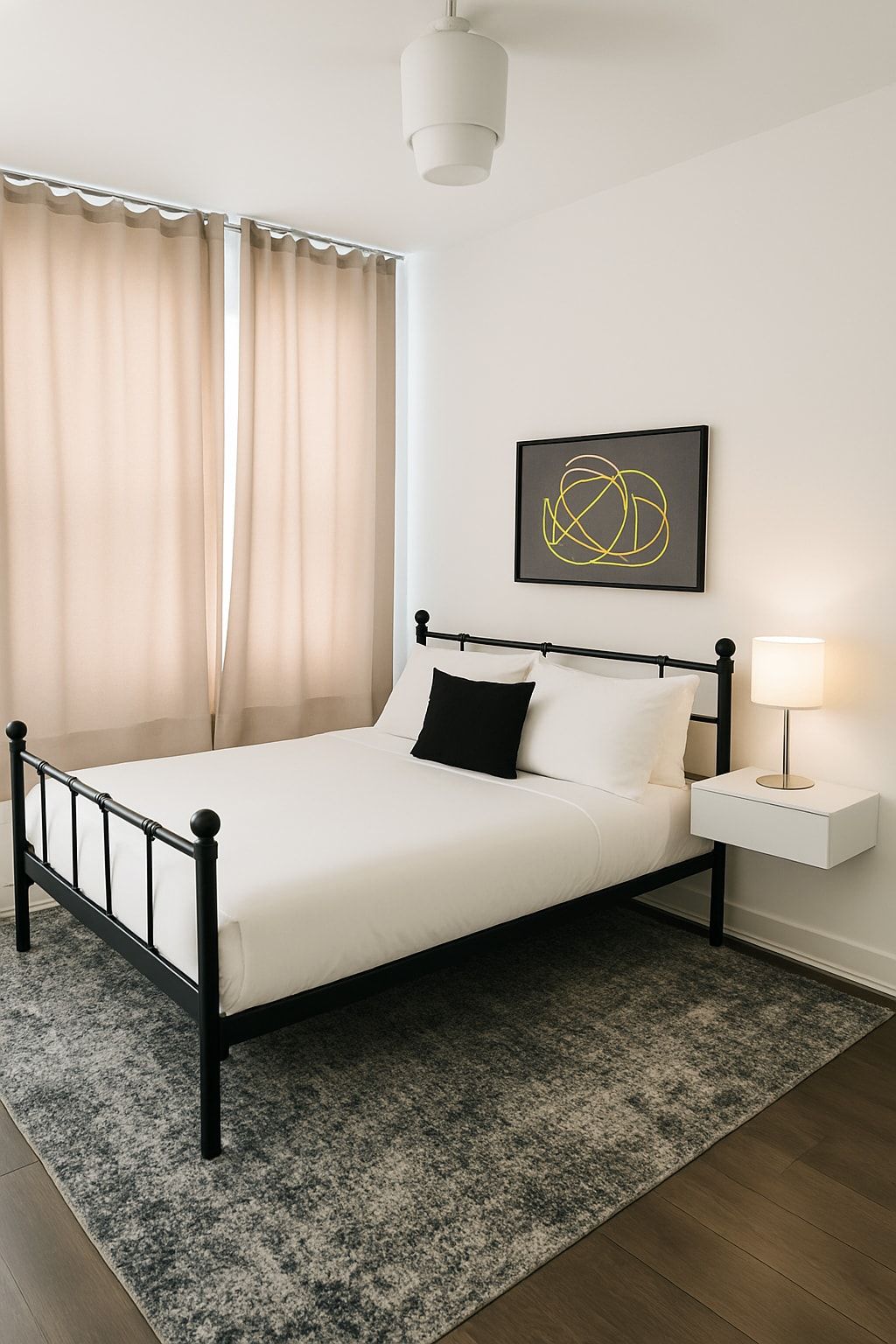 Quarto bem arrumado com cama, mesa de cabeceira com luminária e uma obra de arte abstrata na parede.
