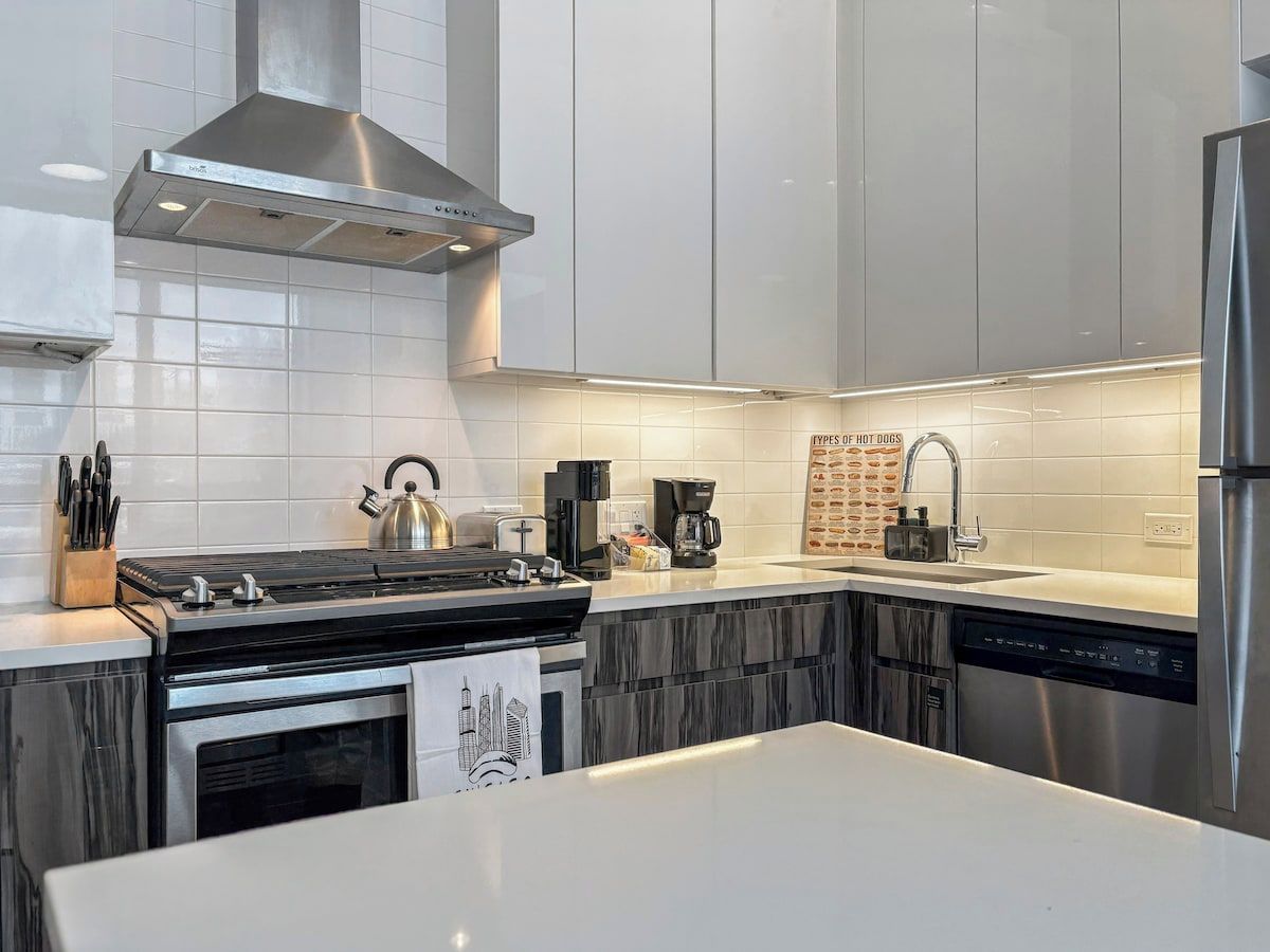 Una cocina moderna con estufa, horno y cafetera.