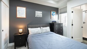 Room - Quiet Modern Townhome with Rooftop Deck and 10 minutes from downtown (Denver)
