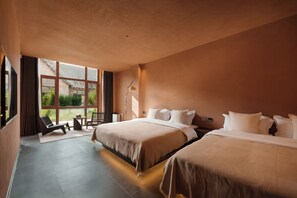 Una habitación de hotel con dos camas, un escritorio y una silla.