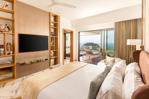 Habitación de hotel con una cama grande, un televisor de pantalla plana, un balcón con vistas y un mueble estante de madera.
