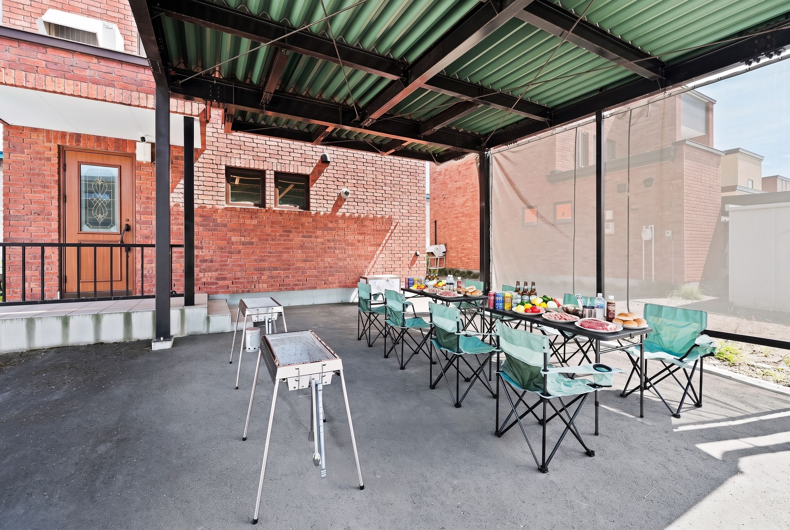 Une terrasse extérieure avec un mur en briques, un espace couvert doté d’un toit végétalisé et une table dressée pour un repas.