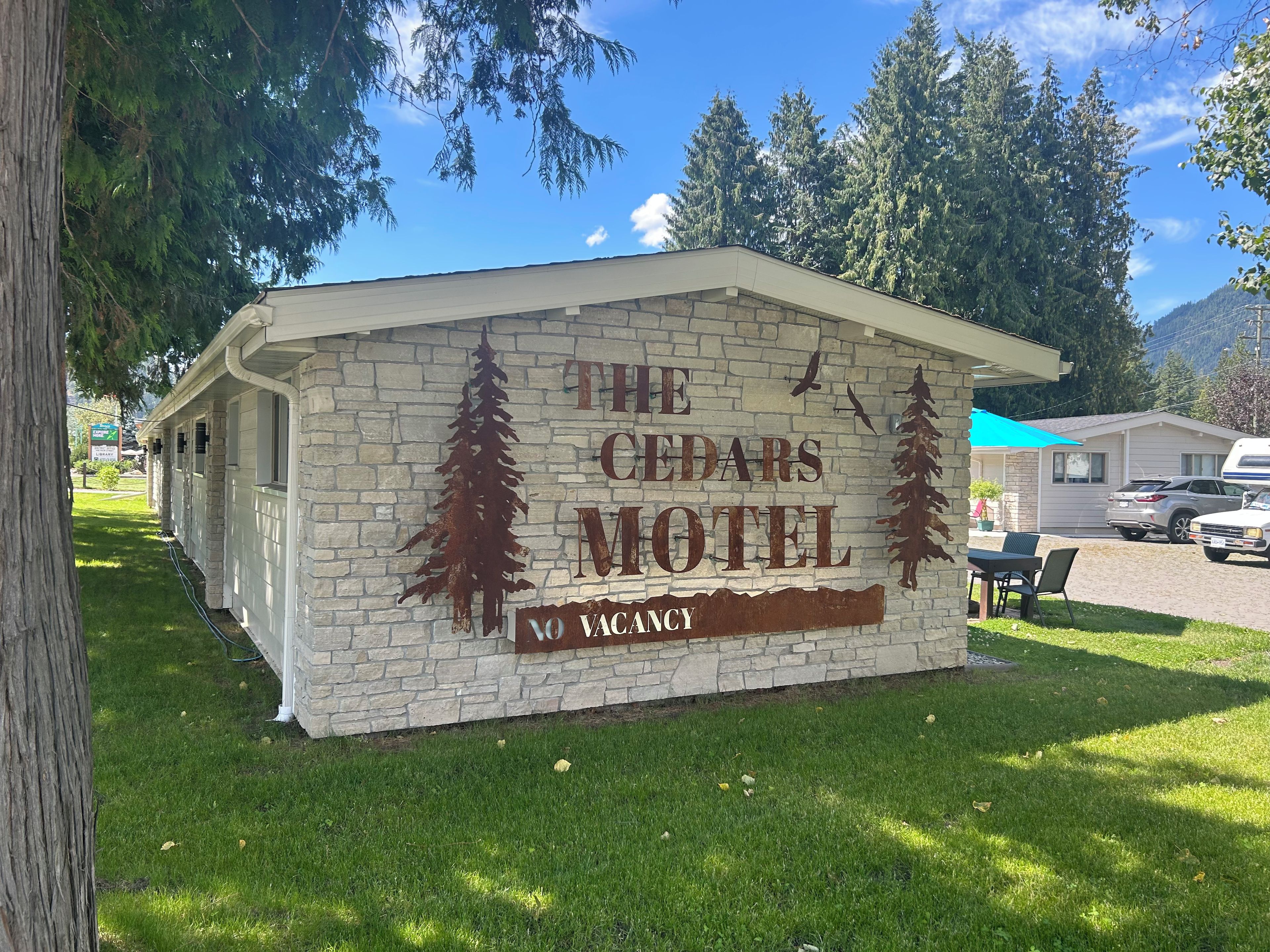 L’enseigne du motel Cedars, avec une affiche indiquant « Complet ».
