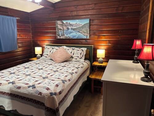 Cozy 1-bedroom cabin-style suite in beautiful Sicamous with AC & full kitchen
