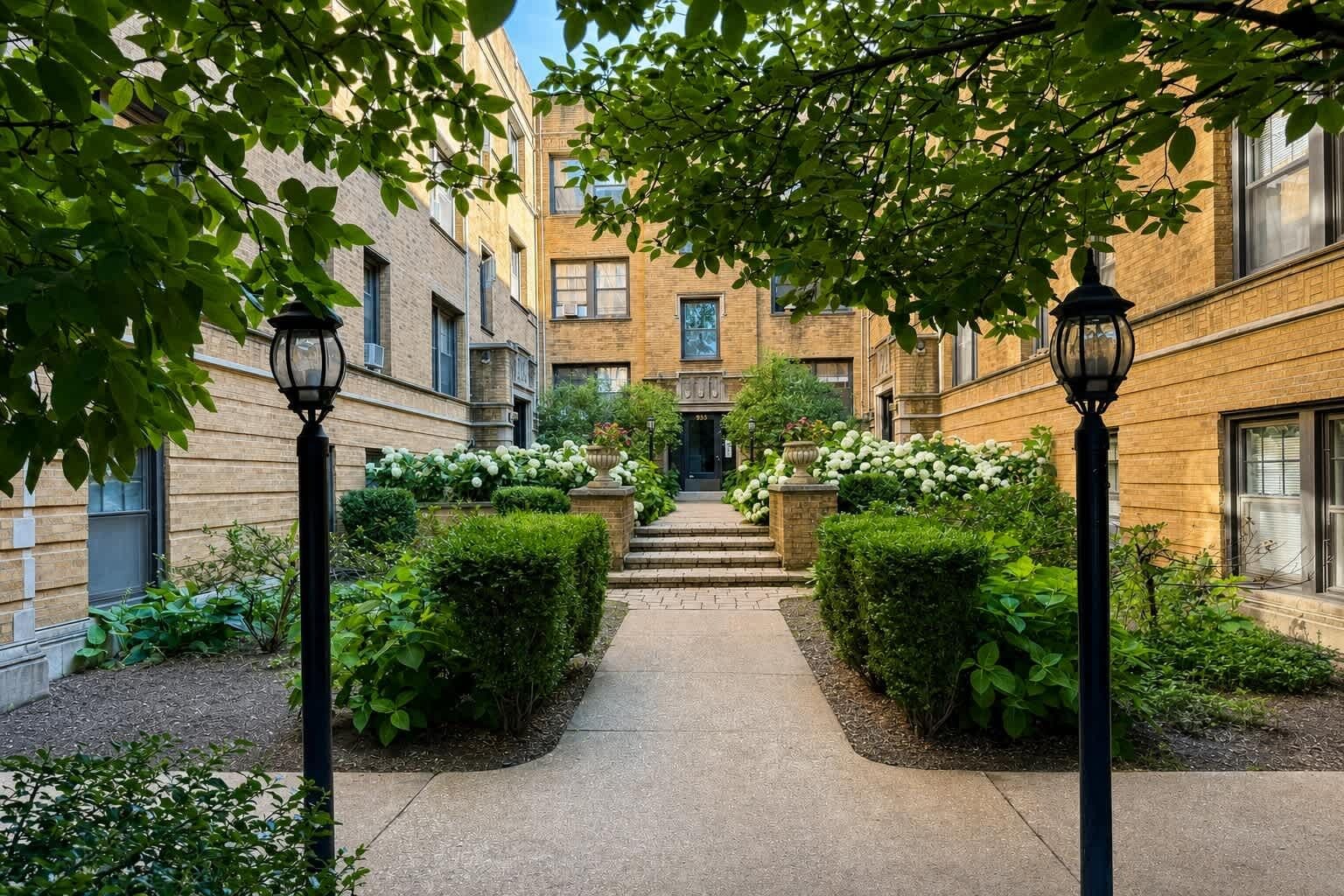 Lakeview 1BR Apt Near Wrigley & Lake Michigan