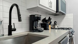 Kaffe-/temaskine, køleskab, mikrobølgeovn, ovn