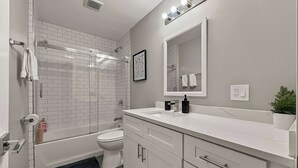 Ein modernes Badezimmer mit Dusche, Toilette und Waschtisch.