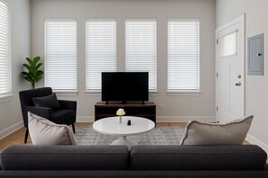 Living area - Deluxe 1BR Near Shops & Cafés (Chicago)