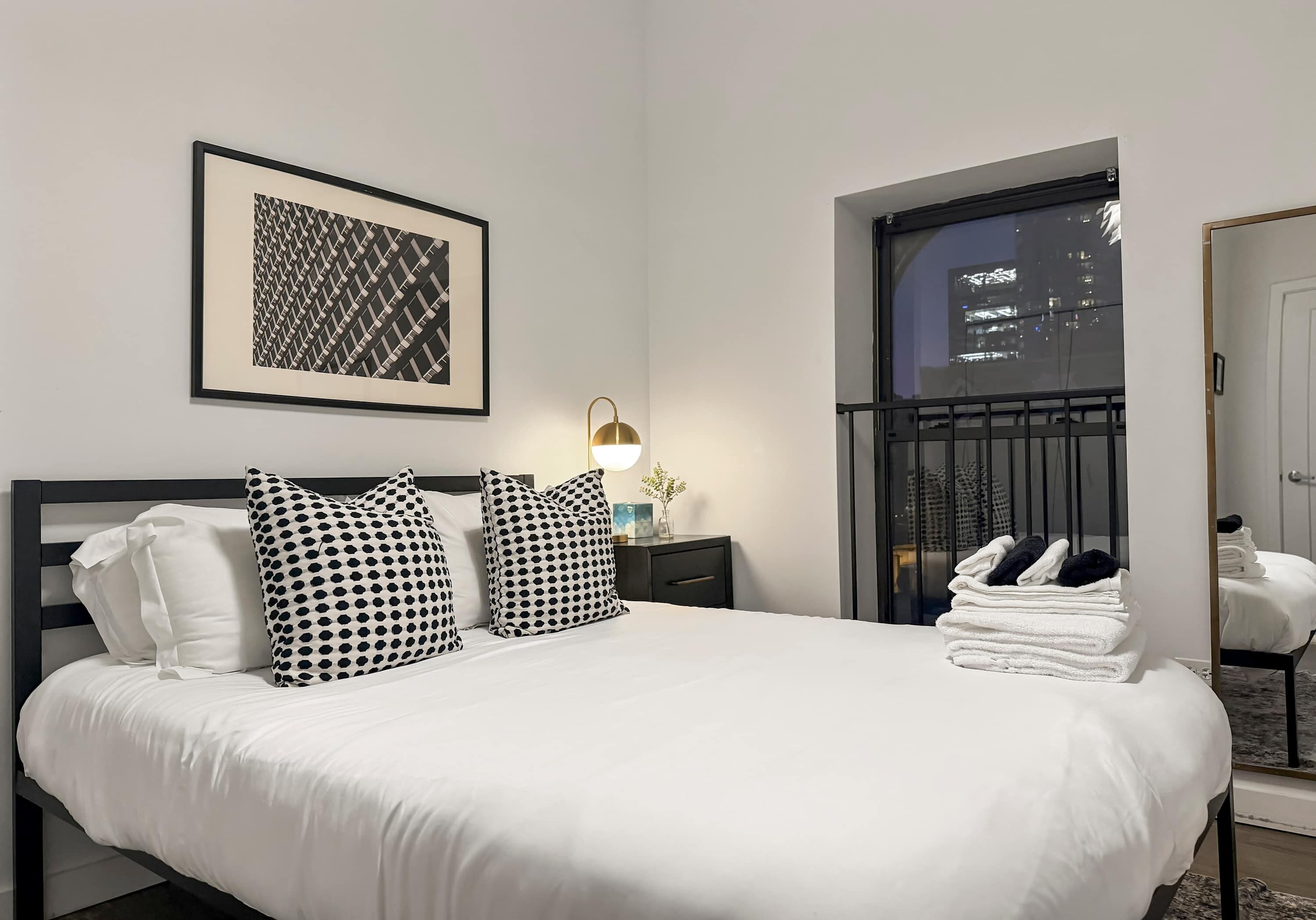 Tabla de planchar con plancha, cuna de viaje, wifi y ropa de cama 