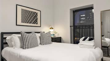 Tabla de planchar con plancha, cuna de viaje, wifi y ropa de cama
