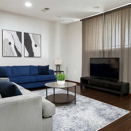 Lovely 2BR w/ Parking Near United Center & Wrigley