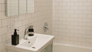 Un baño con inodoro, lavamanos y bañera.