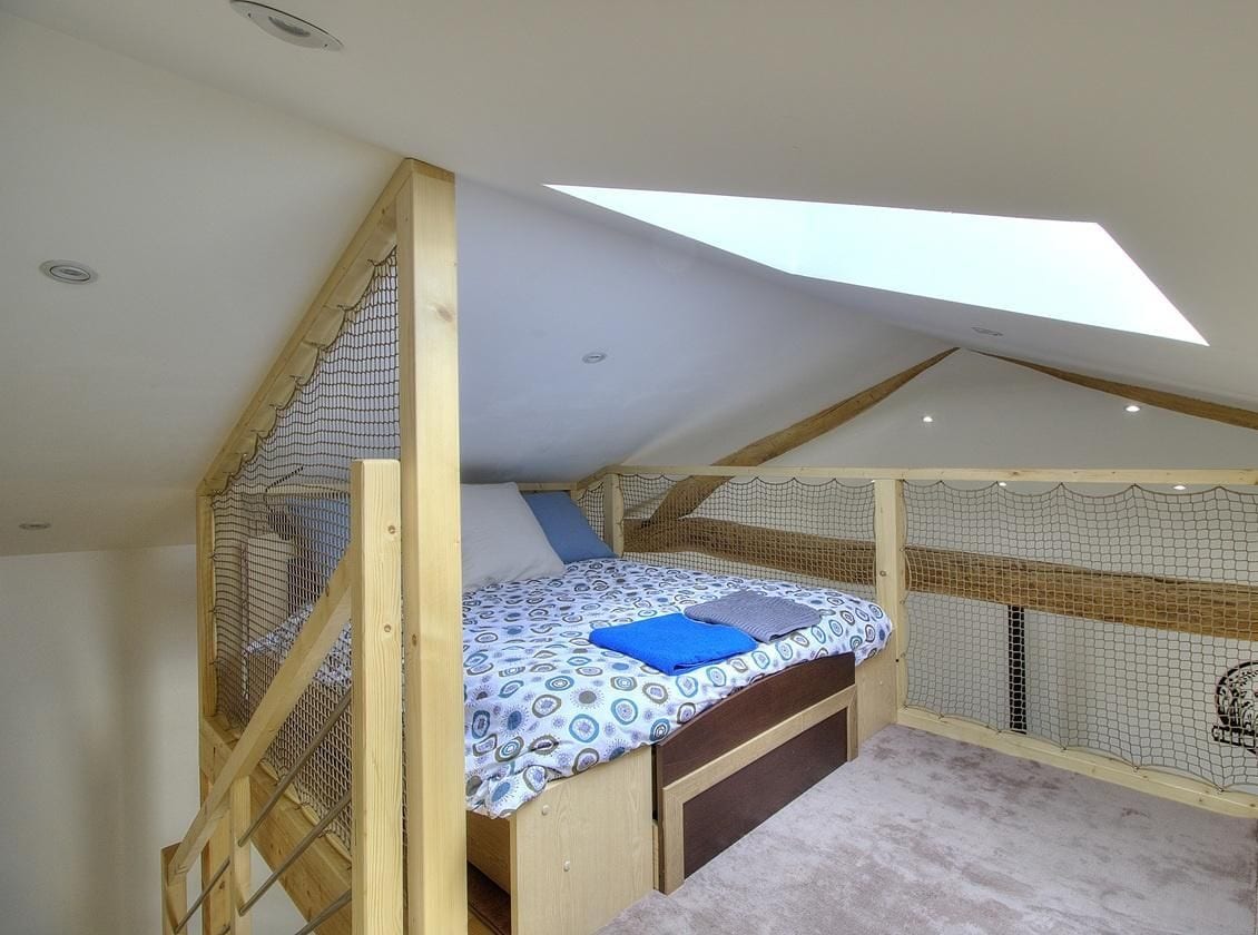 Couchage pour 2 personnes sur la mezzanine - Gîte du Capucin à Chambost-Longessaigne (Rhône).