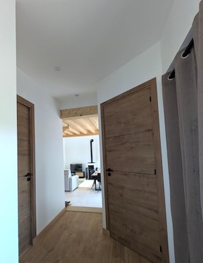 Dégagement dans le Gîte du Capucin à Chambost-Longessaigne (Rhône), donnant accès à la chambre, salle d'eau et wc séparé.