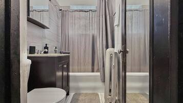 A bathroom with a toilet, sink, and bathtub.