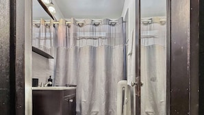 Une salle de bain moderne équipée d’une douche, de toilettes et d’un lavabo.