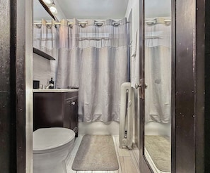Un bagno moderno dotato di doccia, toilette e lavandino.
