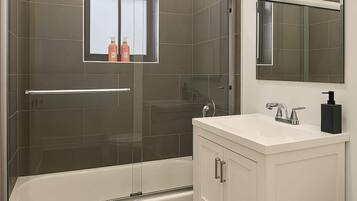 Een douche, een haardroger, handdoeken, shampoo
