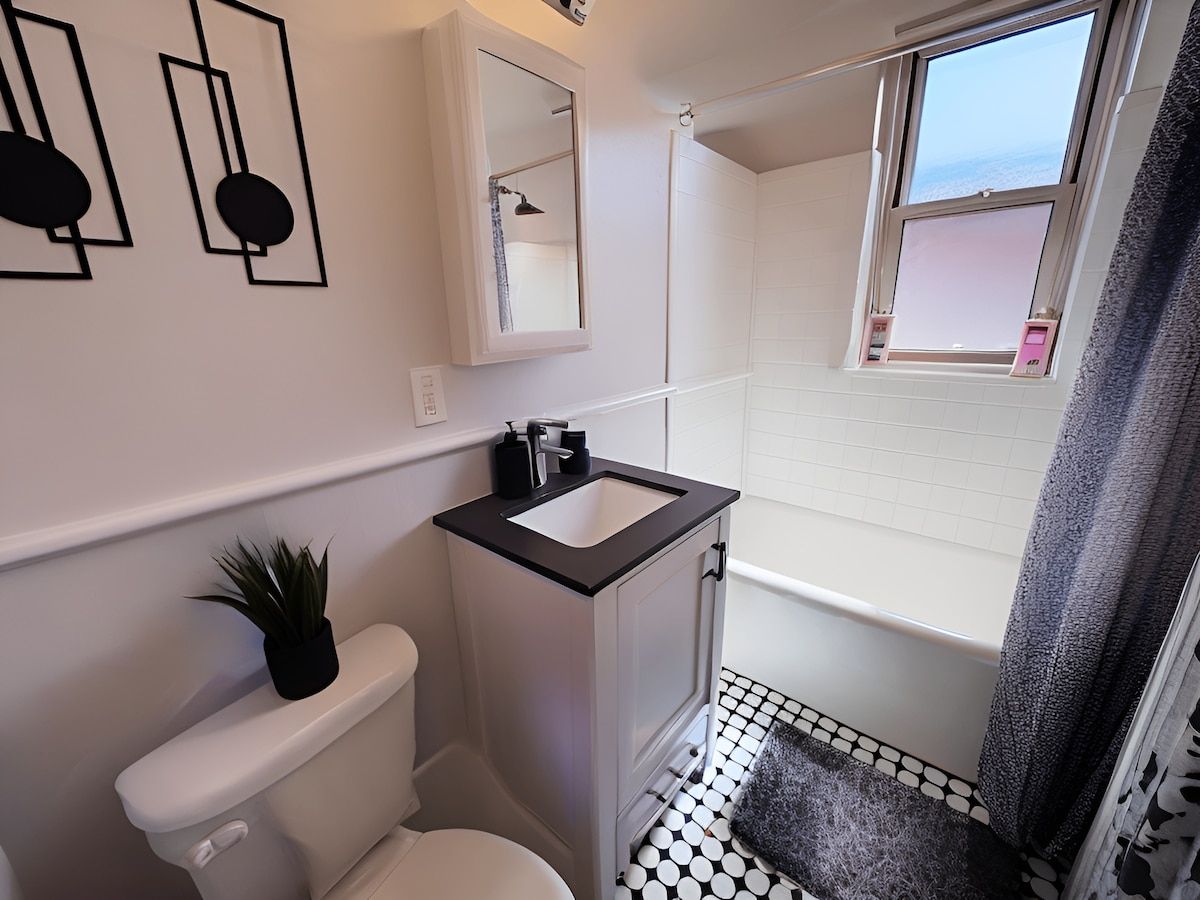 Une petite salle de bain comprenant des toilettes, un lavabo et une douche.