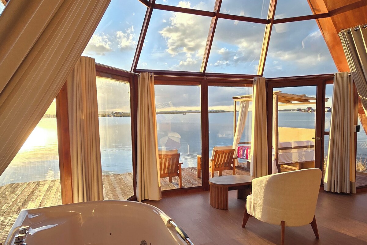 Una habitación con un gran ventanal, techo de madera y un jacuzzi.