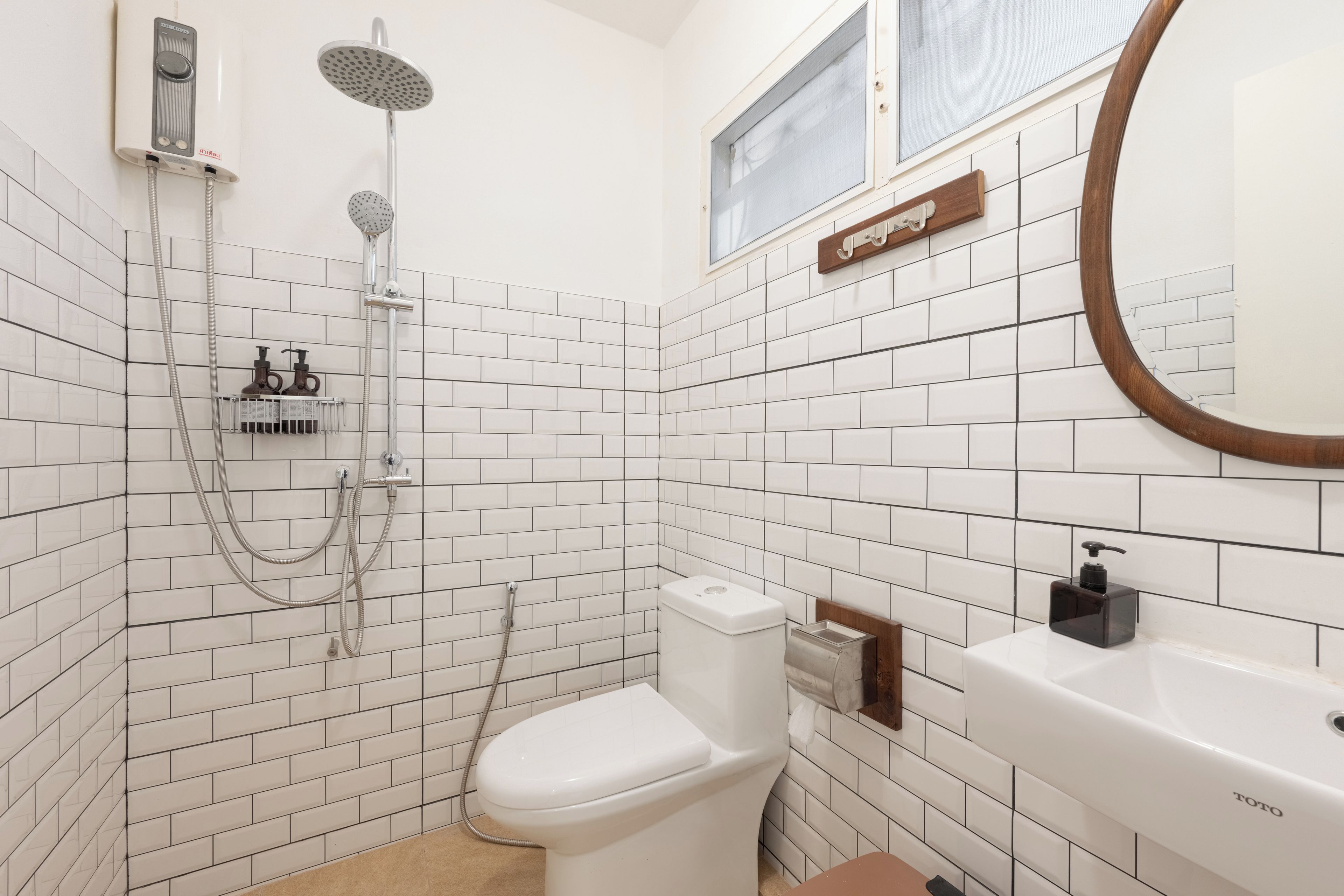 Shower, hair dryer, bidet, towels