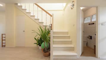 Un escalier avec des rampes blanches menant à un palier.